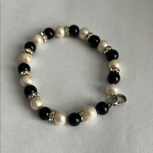 Elegant Black and White Pearl Bracelet